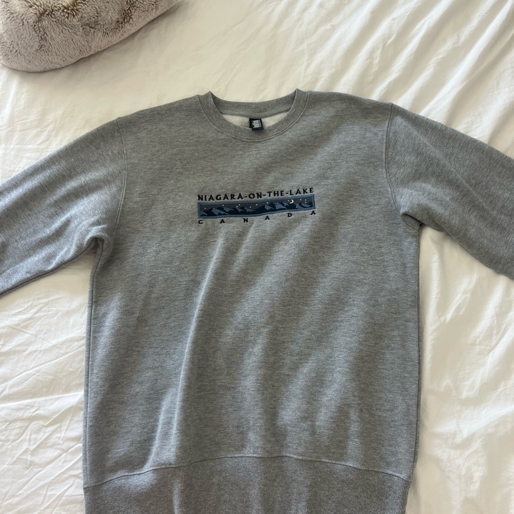 Vintage looking Grey Sweater with Graphic Design